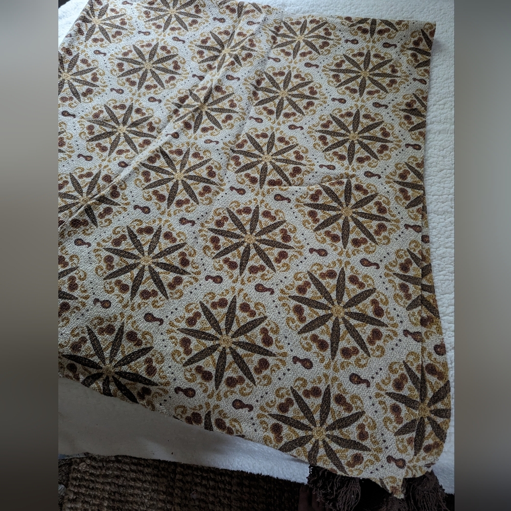 Medallion printed throw blanket - Picture 7 of 9